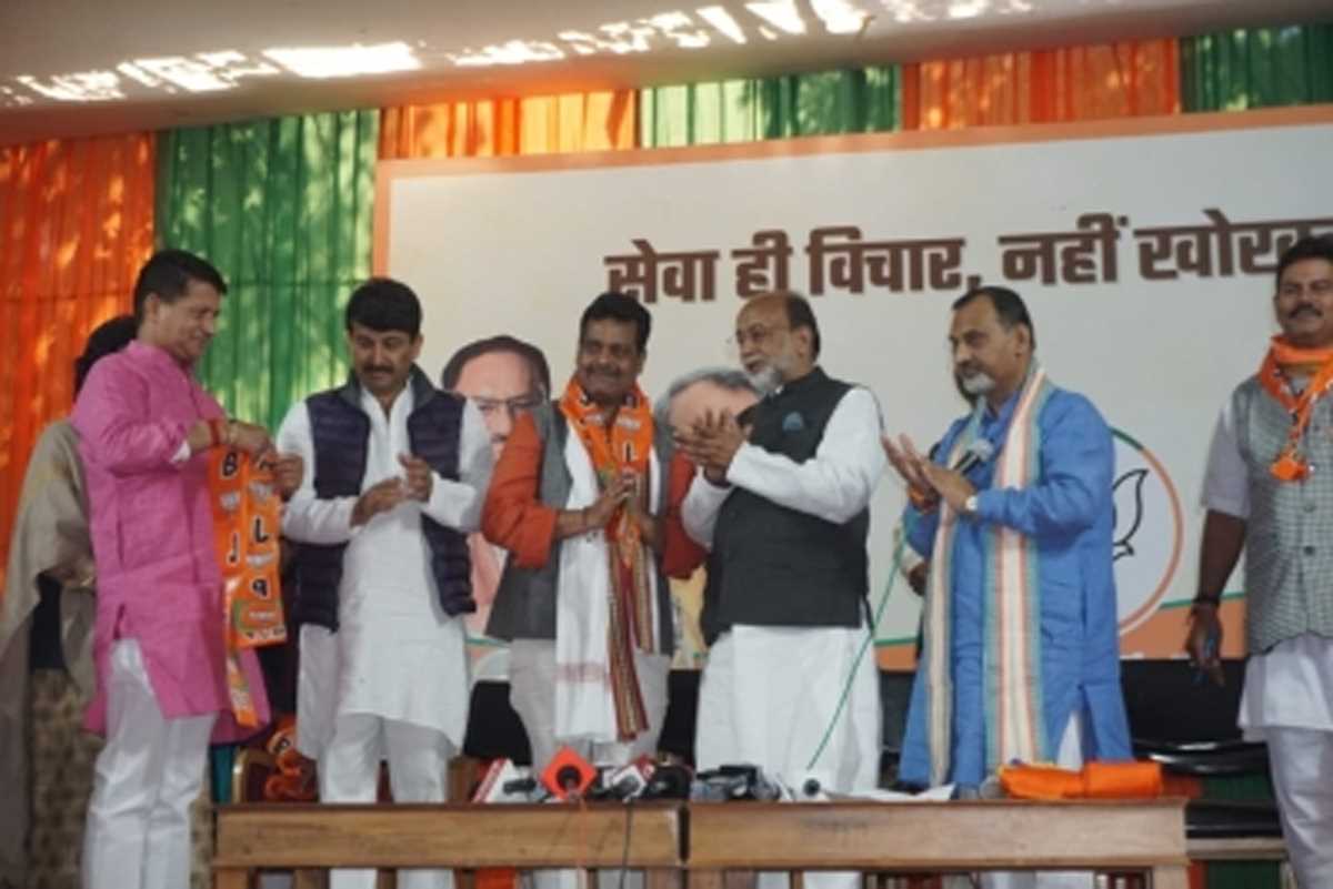 दिल्ली के पूर्वांचल मोर्चा अध्यक्ष ने सैकड़ों कार्यकर्ताओं के साथ भाजपा की सदस्यता ली